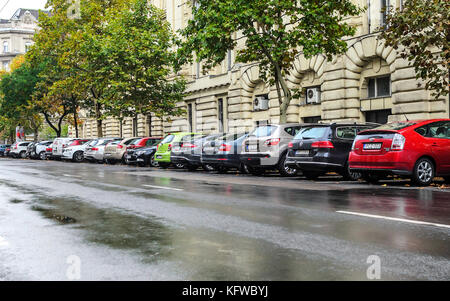 Autos in der Straße parken an einem regnerischen Tag. Stockfoto