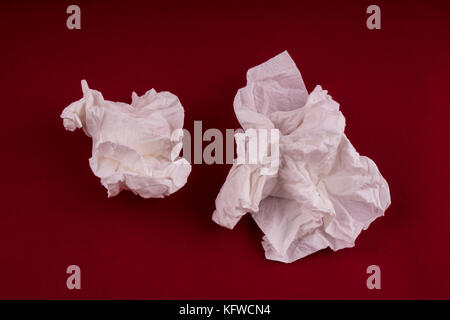 Papiertaschentücher auf dem Tisch verwendet Stockfoto