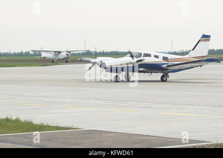 Zwei kleine Flugzeuge auf der Startbahn vor Abflug Stockfoto