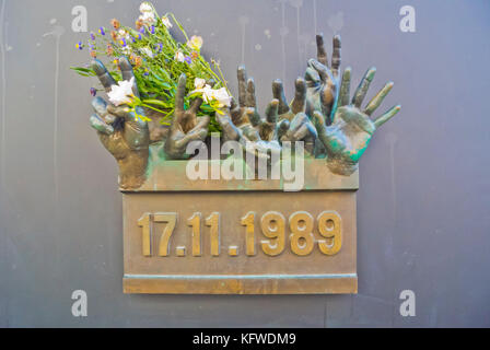 Skulptur zum Gedenken an Veranstaltungen am 17.November 1989 in einem Fall als Masakr, Narodni Trida, Prag, Tschechische Republik Stockfoto