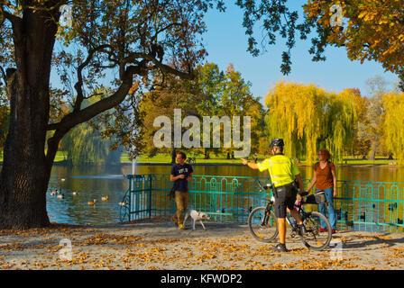 Polizei auf dem Fahrrad, mit anderen Leuten zu interagieren, Stromovka, Park, Bubenec, Prag, Tschechische Republik Stockfoto