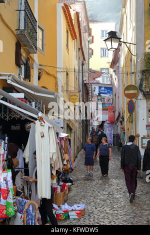 Schmale Einkaufsstraße in Sintra, Portugal Stockfoto