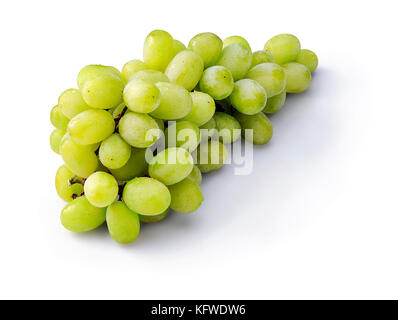 Frische, grüne Trauben isoliert auf weißem Stockfoto