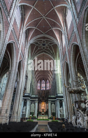 Der Innenraum von St. Bavo Kathedrale in der Altstadt von Gent in Belgien. Das erste Gebäude auf der Website, die ehemalige Kapelle St. Johannes der Baptis Stockfoto