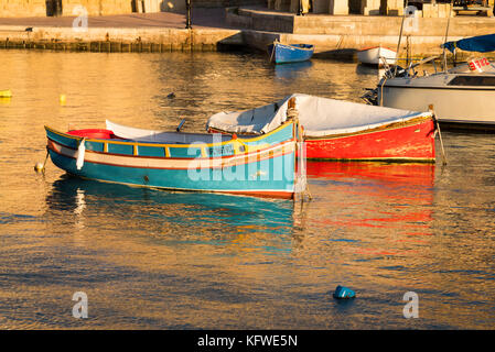 Ein traditionelles, bunt bemalt, der Maltesischen Fischerboot oder Luzzu in St Julians Bay Malta günstig Stockfoto