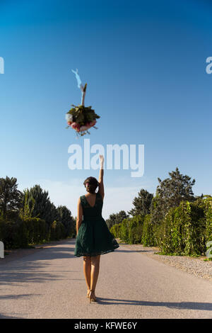 Braut werfen Blumen Stockfoto