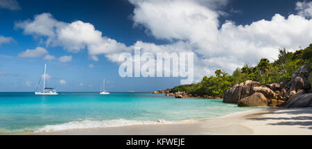 Die Seychellen, Praslin, Anse Lazio, Motorboote und Yachten in idyllischer natürlicher Hafen, Panorama Stockfoto