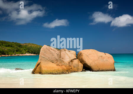 Die Seychellen, Praslin, Anse Lazio, Strand, rot gefärbten Granit Felsen vom Meer geformt Stockfoto