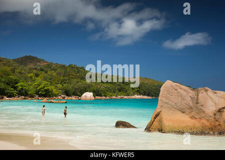 Die Seychellen, Praslin, Anse Lazio, Strand, Touristen Baden im Meer Stockfoto