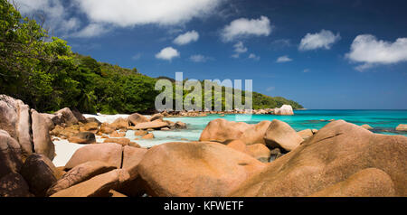 Die Seychellen, Praslin, Anse Lazio, Strand, Felsen, Meer, Panoramablick Stockfoto