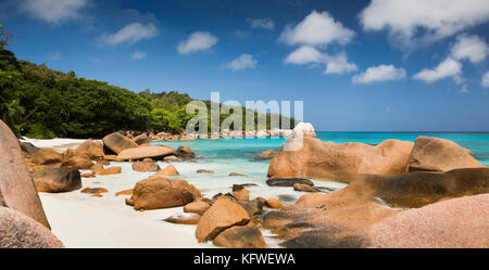 Die Seychellen, Praslin, Anse Lazio, Strand, Felsen, Meer, Panoramablick Stockfoto