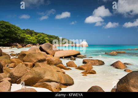 Die Seychellen, Praslin, Anse Lazio, Strand, rot gefärbten Granit Felsen vom Meer geformt Stockfoto