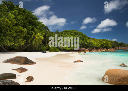 Die Seychellen, Praslin, Anse Lazio, Strand, Touristen in untiefen Stockfoto