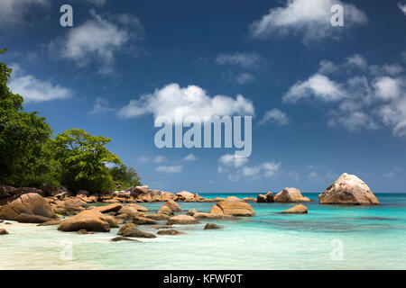 Die Seychellen, Praslin, Anse Lazio, Strand, rot gefärbten Granit Felsen im Meer Stockfoto
