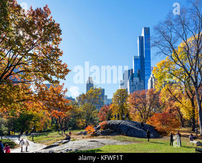 Central Park, New York City, mit Blick auf die Skyline von Midtown Manhattan, New York, NY, USA Stockfoto