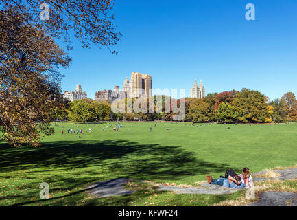 Central Park suchen über die Schafe Wiese an Gebäuden am Central Park West, Midtown Manhattan, New York City, NY, USA Stockfoto