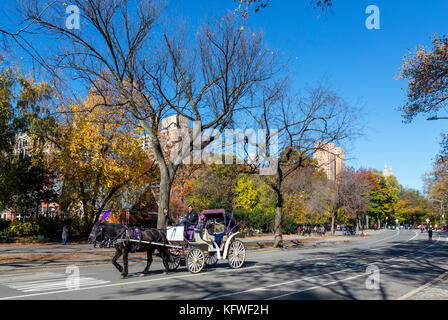 Pferd und Kutsche auf Fahrt westlich im Central Park, New York City, NY, USA Stockfoto