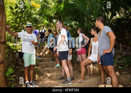 Die Seychellen, Praslin, Anse Marie-Louise, Fond Ferdinand Naturschutzgebiet, Touristen auf der Nature Trail Stockfoto