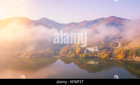 Luftaufnahme. Sonnenaufgang im Herbst an der Insel Nami, Seoul Korea Stockfoto