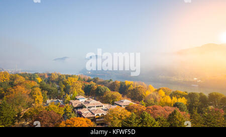 Luftaufnahme. Sonnenaufgang im Herbst an der Insel Nami, Seoul Korea Stockfoto