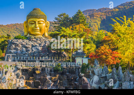 Herbst der Buddha-Statue im Wawoo-Tempel, Yong-in. Seoul, Korea Stockfoto