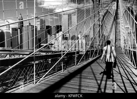 Single business Mann über die Brooklyn Bridge, New York, USA, 1987 Bummel Stockfoto