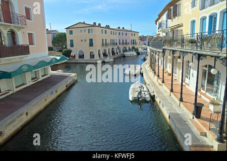 Ein Kanal mit wenigen verankerten Motorbooten im Jachthafen von Port Grimaud an der französischen Riviera. Stockfoto