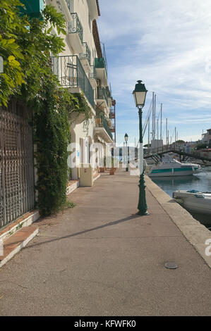 Gehweg auf der rechten Seite auf einen Kanal in der Marina von Port Grimaud an der Côte d'Azur Stockfoto