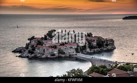 Montenegro - Blick auf die kleine Insel St. Stefan (Sveti Stefan) in der Dämmerung Stockfoto