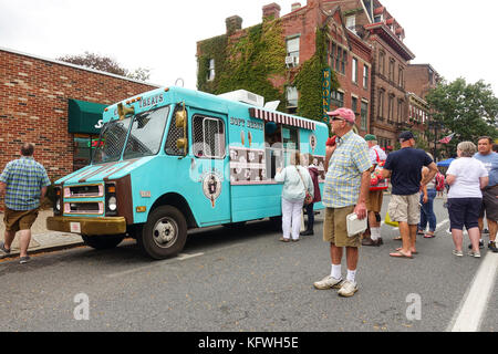 Softeis Van, Lkw auf den Straßen mit Menschen zu bestellen, Easton, Pennsylvania, United States. Stockfoto