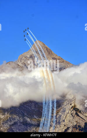 Sion, Schweiz - 15 September: Breitling jet Team in den Bergen im Breitling Air Show: 15. September 2017 in Sion, Schweiz Stockfoto
