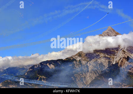Sion, Schweiz - 15 September: Breitling jet Team releases Feuerwerk im Breitling Air Show: 15. September 2017 in Sion, Schweiz Stockfoto