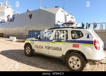 Hafen Polizisten Kontrolle günstig Kriegsschiff im Hafen von Malaga, Andalusien, Spanien. Stockfoto