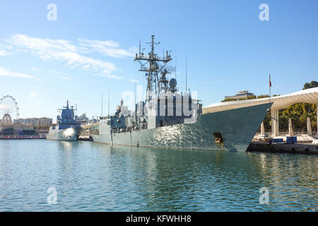 Hafen von Málaga. Mit spanische Marine, Fregatte Numancia und der norwegische Fregatte KNM Otto Sverdrup. Andalusien, Spanien. Stockfoto