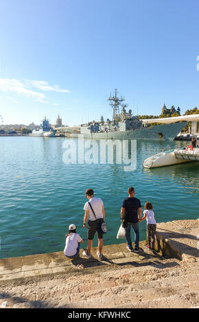 Familie an der Muelle Uno, Kai im Hafen von Málaga, mit zwei Kriegsschiffe im Hintergrund, Andalusien, Spanien Stockfoto