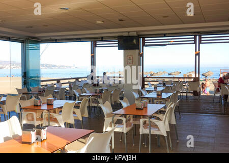 Innenraum der modernen Strandbar chiringuito am Strand Malagueta, Malaga, Andalusien, Spanien Stockfoto