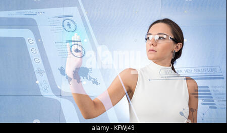 Eine junge blonde Frau in einem weißen High-tech Kleid trägt smart Gläser und drücken ihre Hand gegen einen holografischen Bildschirm Stockfoto