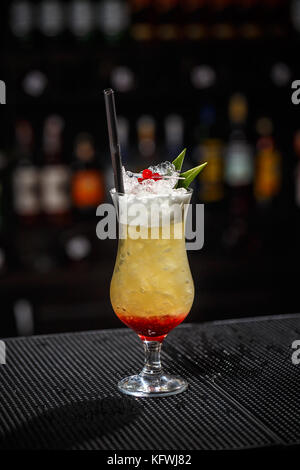 Alkoholische, alkoholfreie Getränke - Getränke an der Theke im Night Club. Stockfoto