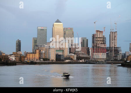 Met Police River Boot auf der Themse in Limehouse mit Canary Wharf im Bacground, während die Sonne über der Hauptstadt untergeht. Stockfoto