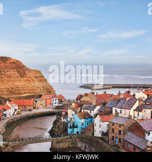 Das alte Dorf fshing Staithes, North Yorkshire, England, Großbritannien, an einem schönen Wintertag. Stockfoto