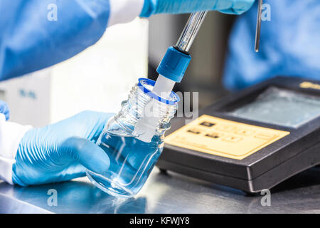 Wissenschaftler mit einem ph-Meter im Labor Stockfoto