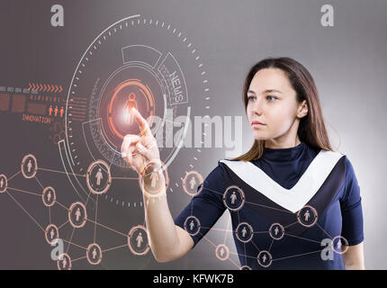 Junge Frau berühren die virtuelle Zukunft Schnittstelle Stockfoto