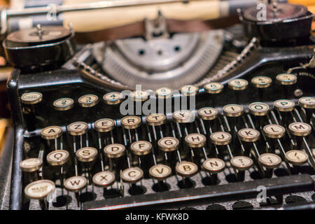 In der Nähe der Schlüssel eines antiken französischen ca. 1915 Schreibmaschine mit der AZERTY-Tastatur Layout am Sonntag gesehen, 29. Oktober 2017. (© Richard b. Levine) Stockfoto