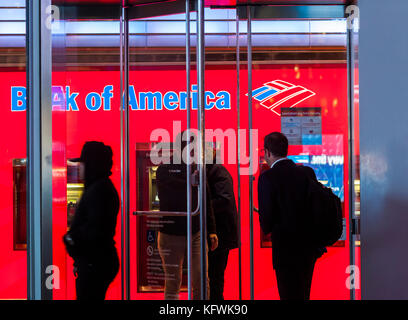 Kunden eingeben und ein atm Lobby in einer Filiale der Bank of America in New York am Dienstag, 31. Oktober 2017. (© Richard b. Levine) Stockfoto