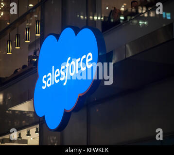 Die Büros von Salesforce, eine Cloud-Computing-Unternehmen, sind in Midtown Manhattan in New York am Dienstag gesehen, 31. Oktober 2017. Der Cloud-basierten Business Space ist, den metlife Building, aka 3 Bryant Park und dem Büroturm, ursprünglich der New York Telefon (Verizon) Gebäude, wird als "Alesforce Turm" umbenannt werden. (© Richard b. Levine) Stockfoto