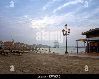 Kreuzfahrtschiff Venedig eingeben. Touristen am frühen Morgen Ankunft. Stockfoto