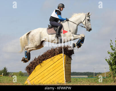 Wettbewerber auf dem cross country Kurs im Jahr 2017 Moskau horse trials Stockfoto