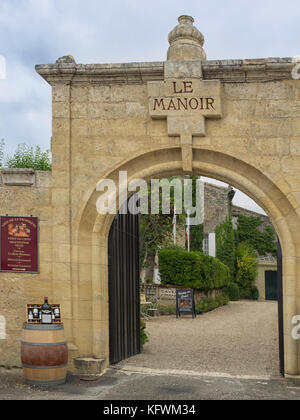 SAINT-EMILION, FRANKREICH - 07. SEPTEMBER 2017: Gewölbter Eingang zum Weinverkäufer Cave du Manoir, zu dem auch Vignobles Galhaud gehört Stockfoto