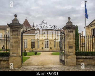 SAINT-EMILION, FRANKREICH - 07. SEPTEMBER 2017: Eingang über dem Rathaus (Hotel de Ville) Stockfoto