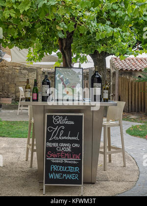 SAINT-EMILION, FRANKREICH - 07. SEPTEMBER 2017: Kleiner Tisch, der aufgestellt wurde, um die Weine des Chateaux de Valandraud zu fördern - ein Grand Cru Classe-Wein aus dem Jahr 1er Stockfoto